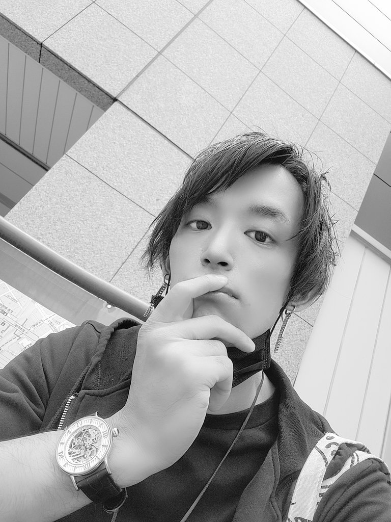 こんばんは🌃誕生日ツイートにたくさんのお祝いコメント、いいね！本当にありがとうございました！
ここ数日慌ただしく過ごしていてリプ返できずにすみません💦時間も時間なので明日お一人お一人に返信させてください🙇

ここ最近では顔の作画良かった方の自撮りを添えておきます