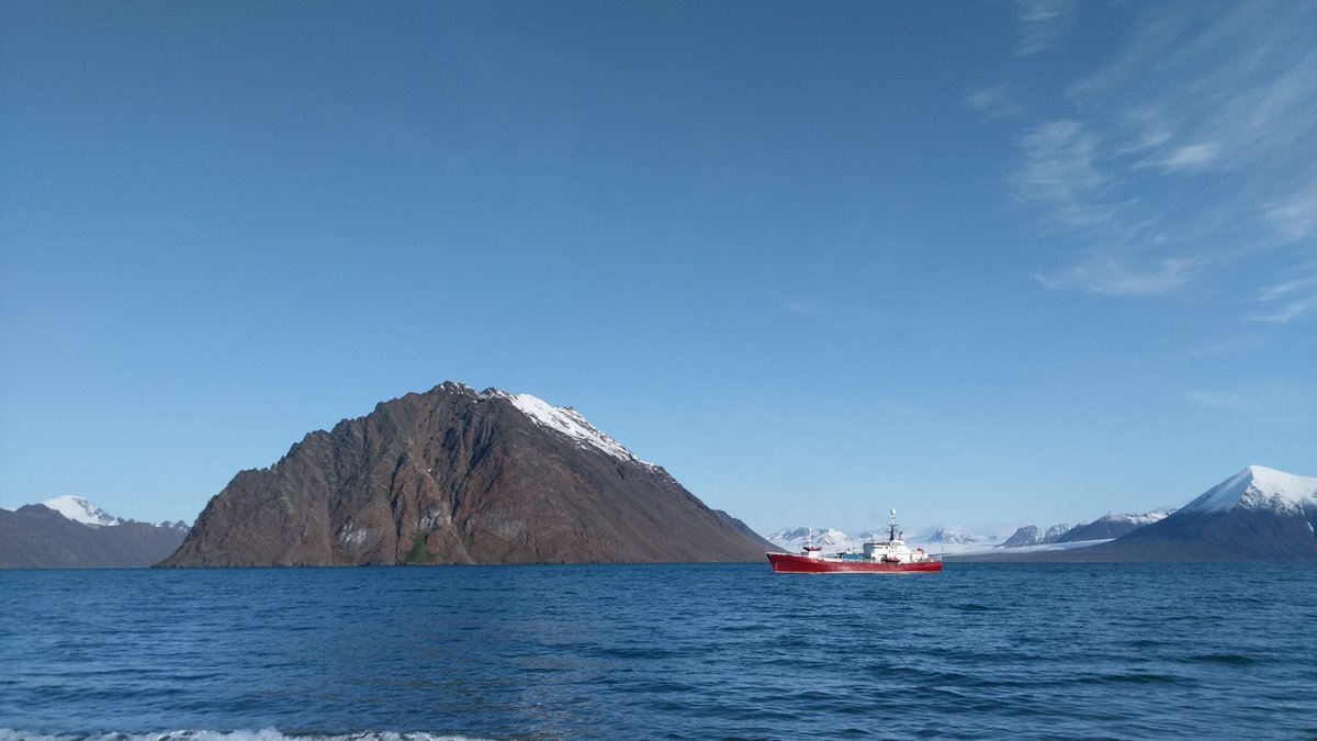 I came back for the AG-340 Arctic Glaciers and Melt Season Dynamics @UNISvalbard in 2019! We had a perfect summer observing glaciers, measuring melt water runoff, doing sediment sampling ... and more! The highlight: a 4-day cruise around Svalbard to explore remote glaciers ⛵️