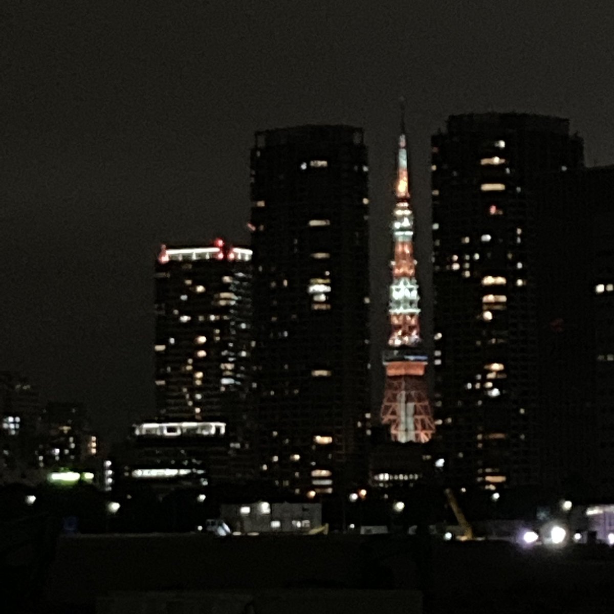 YYpeaceU's tweet photo. 個人的に��好きな東京タワー🗼が隙間から覗けるスポットです😊
やんわりとした明るさが好きです♪ https://t.co/Lrr7UUUwZi