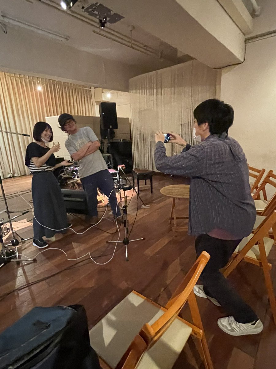 yasyukukumo's tweet photo. ラッキースケベならぬラッキー中腰やんてらくんをゲット。
やんてら企画でない日の中腰ショットは貴重だ。いいライブでしたね。そしてリサ氏は死んでも白ワインを離さないね…w https://t.co/vA8ctvckPV