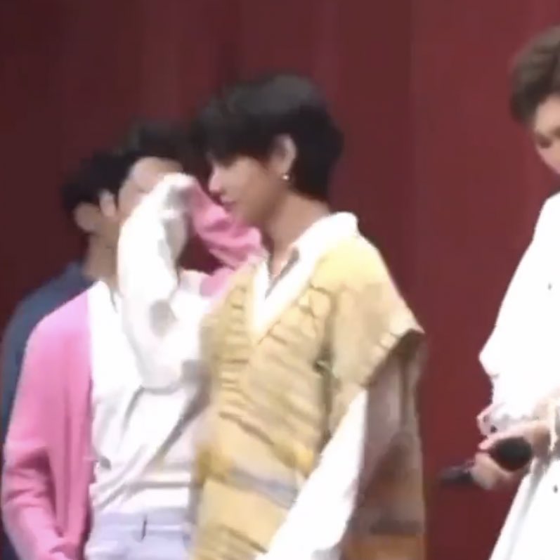 suno0chan's tweet photo. เขาทรีตน้องแทเป็นเจ้าหญิงหรอนายคนนี้ https://t.co/4Zn9BuTQWw