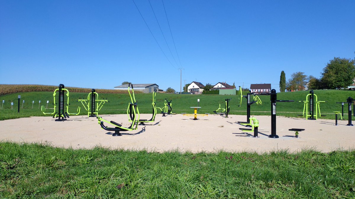 Syk_off's tweet photo. Les communes, svp arrêtez d'acheter ces trucs de merde ! Personne n'en fait, tournez vous vers des vrai fabricant de parc de sport (kanguru pro, barmania) #bisel #seppoislebas pitié. #streetworkout #calisthenics https://t.co/LhfPWlIKld