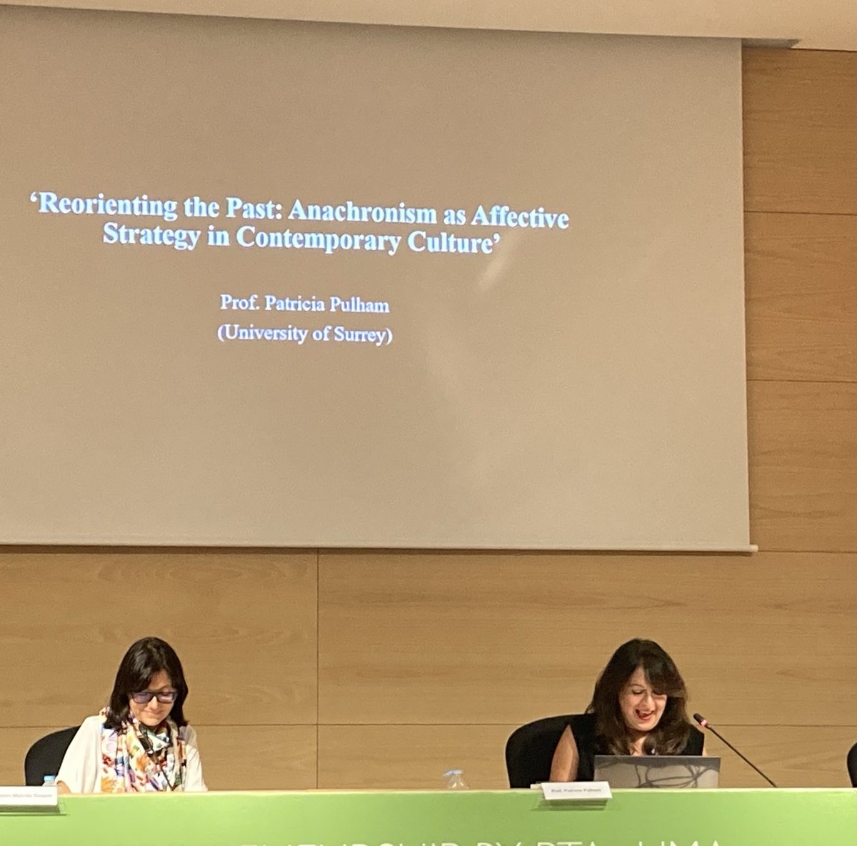 Treat time! Prof Patricia ⁦@peptriss⁩ Pulham giving the keynote today at #Dis/orientationsandDis/entanglements at U Málaga. ‘Anachronism as Affective Strategy in Contemporary Culture’.