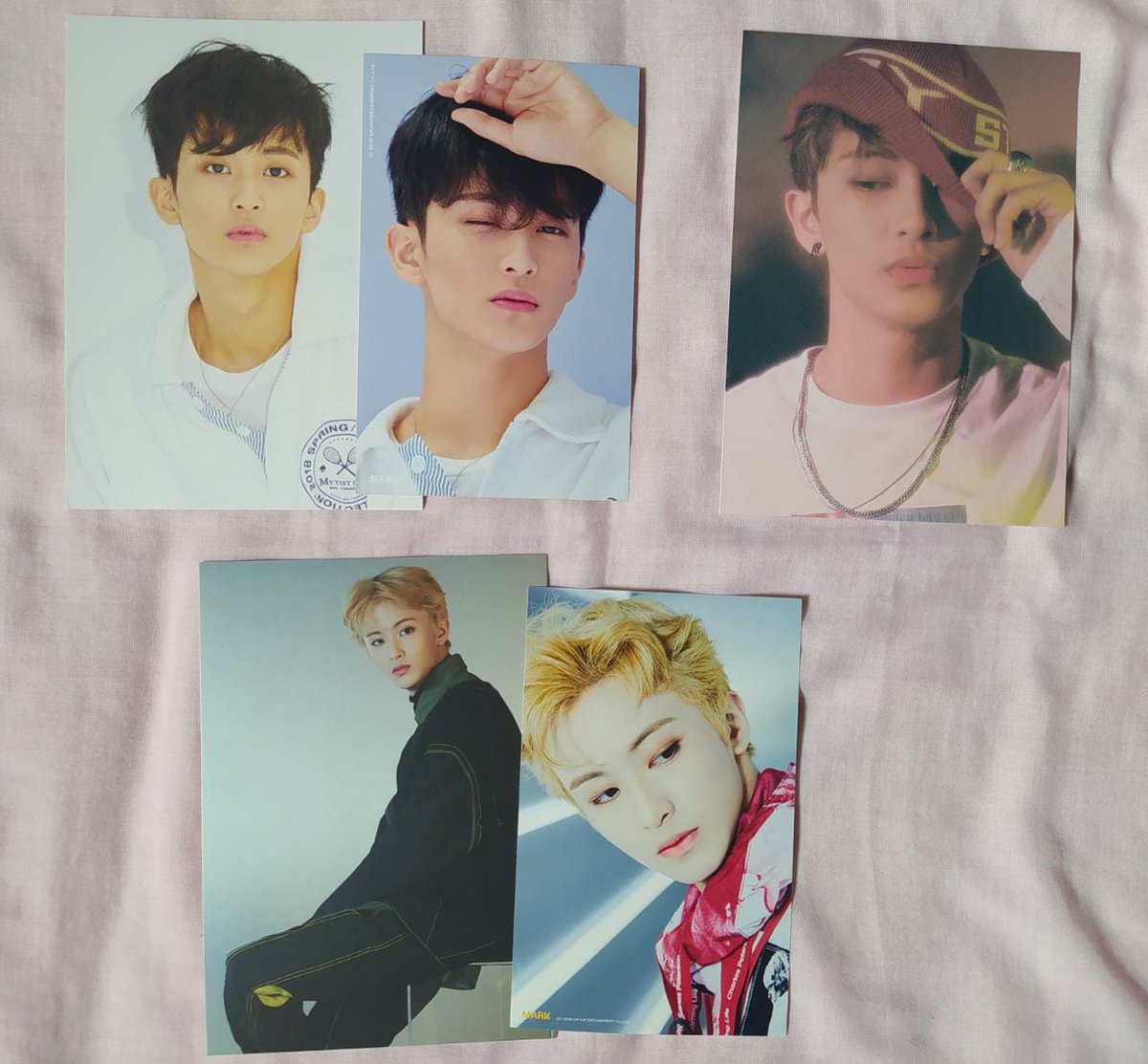 PinkLuckyStore's tweet photo. [‼️] Coleção de Postcard e Photoset do Mark - NCT

> Todos os itens por R$500 + envio Sh0p33 (R$30 anúncio)

* envio as caixas que tenho aqui comigo ainda, essas da última foto* https://t.co/pgfFpQL5c4