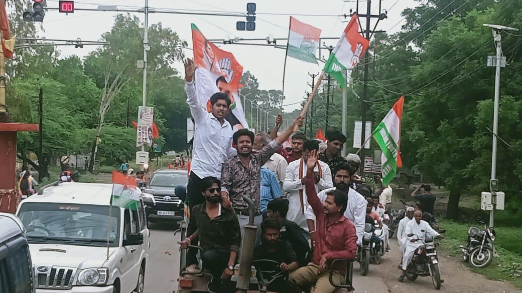 pahuja_divyansh's tweet photo. आज शाजापुर में कलेक्ट्रेट  घेराव किया गया  यूथ  कांग्रेस के द्वारा बाल कांग्रेस टीम भी शामिल रही 🙏🏻🙏🏻
@JayantSsikarwar @sajjanvermaINC @IYCMadhya @BalCongressMP https://t.co/JtmbJECKQc