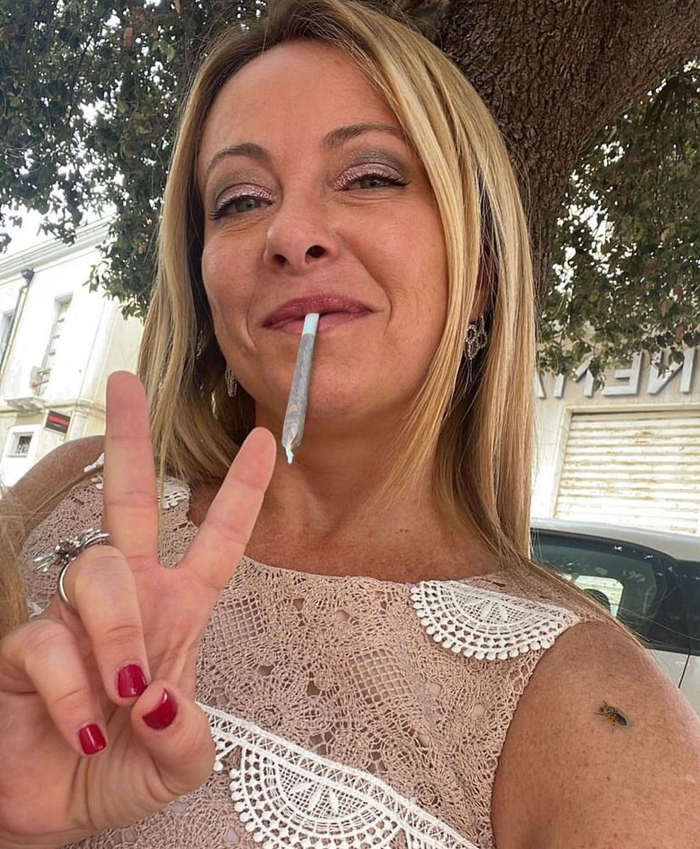 orcyspogliami's tweet photo. GIORGIA MELONI MA QUELLA È DROGA PER CASO? MA CHE CAZZO FAI https://t.co/pU2VRzXE9U