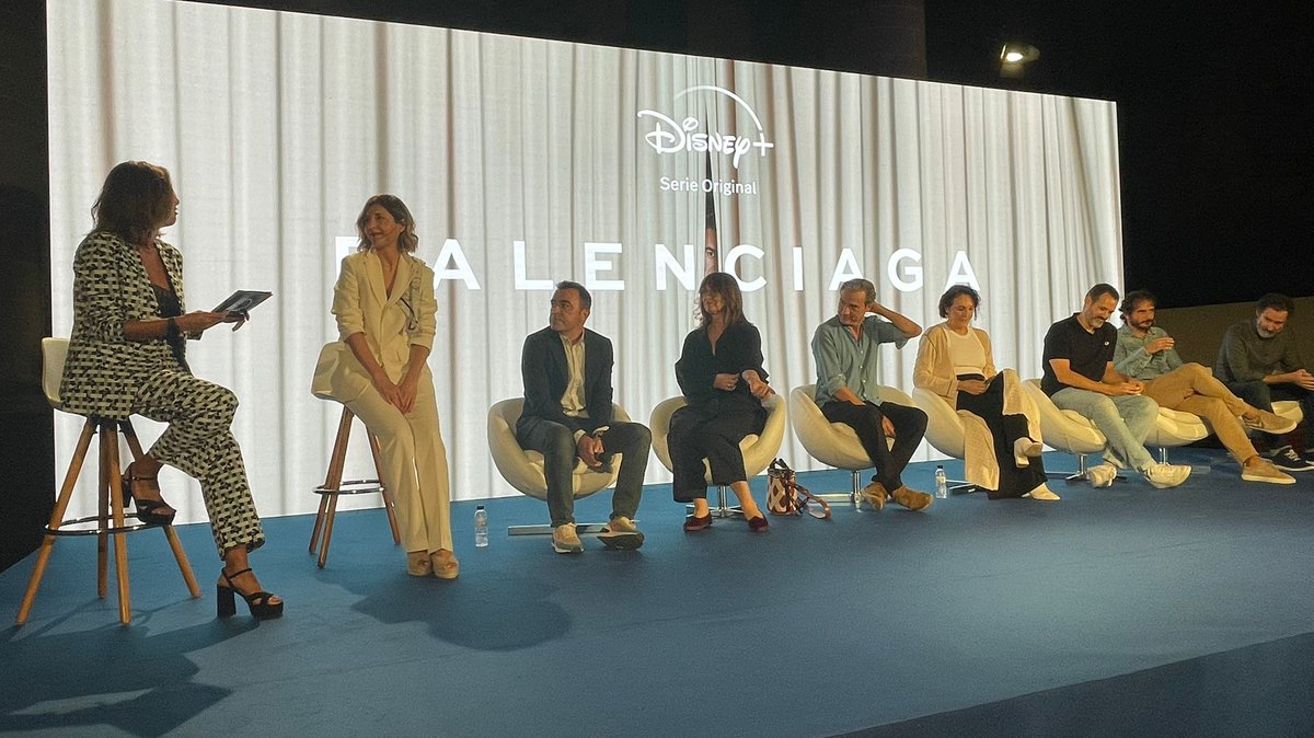 DisneyPlusES's tweet photo. Maestro diseñador y artista universal. Hoy tenemos el lujazo de presentar en el @sansebastianfes #Balenciaga, nuestra nueva Serie Original, que recrea la vida y el legado del creador español.
Comenzamos hilo 🎬👇 #70SSIFF https://t.co/QAURk3vY2B