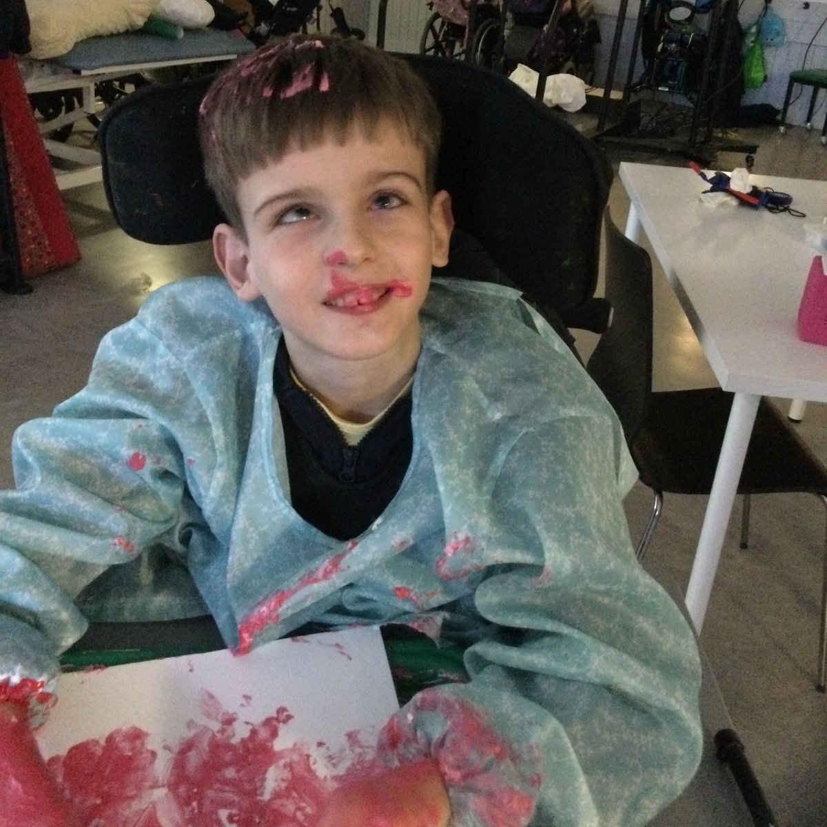 Craighalbert's tweet photo. We are making an Autumn mural. Starting with some messy art of paint, shaving foam and glue and over the next few weeks we will collect autumn leaves and twigs from the gardens to add to the artwork.
#school #leraning #messyplay #art #education #autumn https://t.co/ozok41yjum