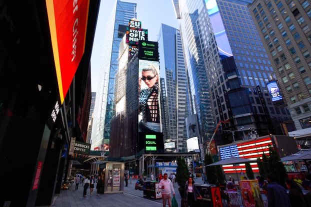 New York Times Square, Hande Yener ile yıkılıyor! 👑 💚 <a href="/handeyener/">Hande Yener</a>
