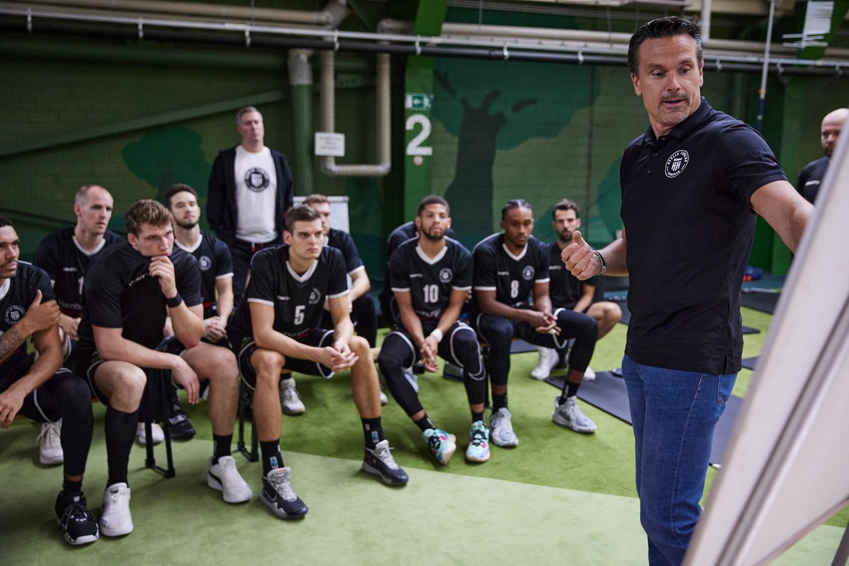 hamburgtowers's tweet photo. Die Vorbereitung neigt sich dem Ende entgegen.

➡️ https://t.co/0E40JaCRUr

Wir haben Head Coach @raoulkorner nach seinen Preseason-Eindrücken gefragt - über Stil, Ergebnisse &amp; Ziele gesprochen. #VeoliaTowersHamburg https://t.co/YNXbE8SblS