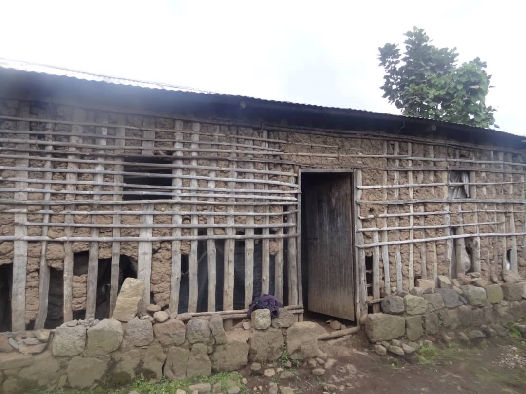 karambikarima's tweet photo. #Nyangesector @MusanzeDistrict would like to deeply thanks @transfolnc and @BRucyahana for their incredible contribution in the transformation of the lives of people with poor shelters and life conditions by providing cows&houses.
Thxπ
@kamaxelle @AMpuhwe #RwOT @RwandaLocalGov https://t.co/MuqaBUlSS7