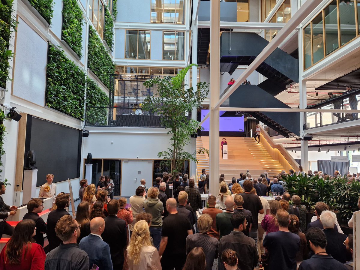 UvA_Amsterdam's tweet photo. LAB42, de nieuwe internationale hub #UvA voor talentontwikkeling op het gebied van digitale innovatie en #AI is een feit! Hier werken onderwijs, ondernemers en onderzoekers @AmsterdamNL samen aan de technologische uitdagingen van de toekomst. https://t.co/S4jtbaZibf