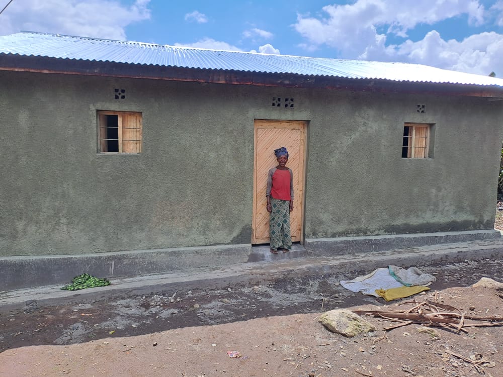 karambikarima's tweet photo. #Nyangesector @MusanzeDistrict would like to deeply thanks @transfolnc and @BRucyahana for their incredible contribution in the transformation of the lives of people with poor shelters and life conditions by providing cows&houses.
Thxπ
@kamaxelle @AMpuhwe #RwOT @RwandaLocalGov https://t.co/MuqaBUlSS7