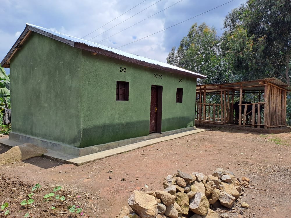 karambikarima's tweet photo. #Nyangesector @MusanzeDistrict would like to deeply thanks @transfolnc and @BRucyahana for their incredible contribution in the transformation of the lives of people with poor shelters and life conditions by providing cows&houses.
Thxπ
@kamaxelle @AMpuhwe #RwOT @RwandaLocalGov https://t.co/MuqaBUlSS7