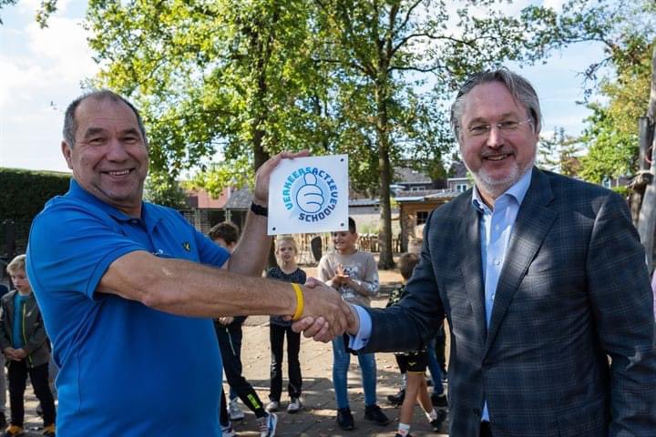 Vanmiddag ontving Basisschool de Startbaan van gedeputeerde Stephan Satijn het eerste bordje Verkeersactieve school ter ere van het 1-jarig. Al 397 scholen in het basis- en voortgezet onderwijs zijn inmiddels Verkeersactieve school. #mvd01.

rovl.nl/actueel/nieuws…
