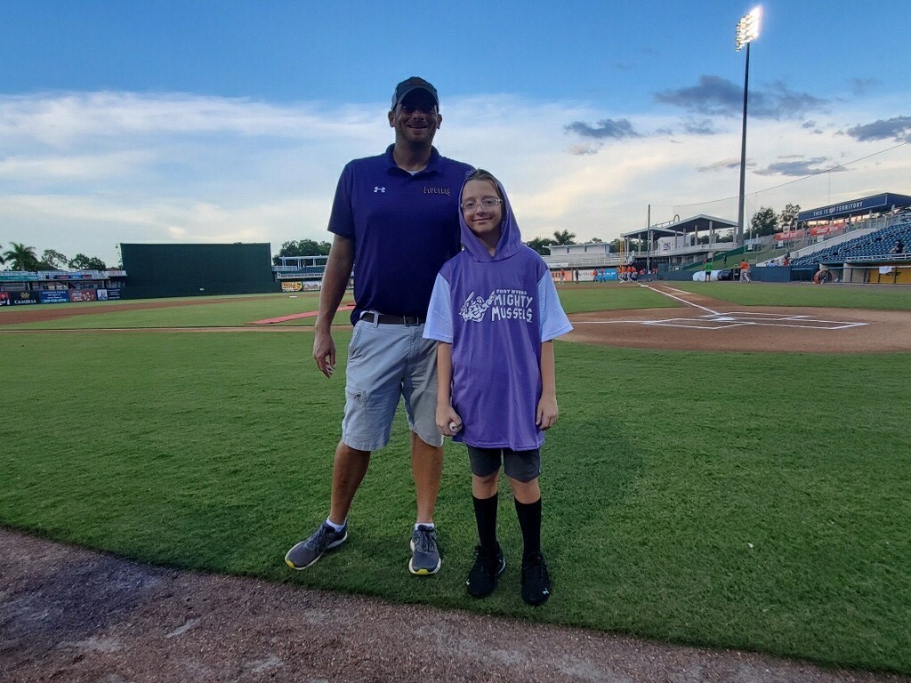 SWFLChildrens's tweet photo. Kadin recently threw out the first pitch at a Fort Myers Mighty Mussels game, further spreading awareness of Golisano and our mission. Mayor Kevin Anderson, Kadin’s annual shavee, was in attendance too!
#ClipsforCancer #GCH #GoGolisano #LeeHealthStrong #swfl https://t.co/pQd4JzCre3
