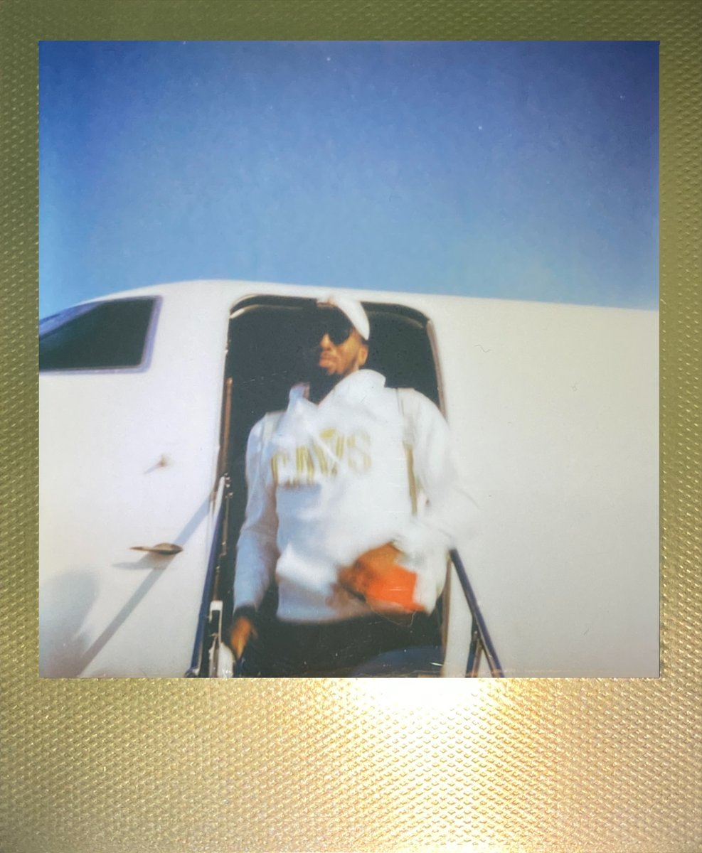 cavs's tweet photo. Feelin' golden. ✨ #ULTRAMoments https://t.co/nE5tYtxtSC