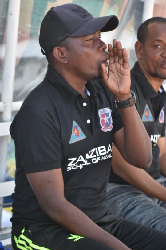 allysalehznz's tweet photo. Kocha Msaidizi wa Chuoni FC Hassan Haji akitoa maagizo kwa wachezaji wake katika mechi ya Ligi dhidi ya Strong Fire iliyomaliza 0-0 leo

Benchi la Ufundi la Chuoni FC linavalishwa na Zanzibar School of Health Zanzibar School Of Health @ZshOfficial @amour_maryam @Binsule84 https://t.co/SLHXDg9Wve