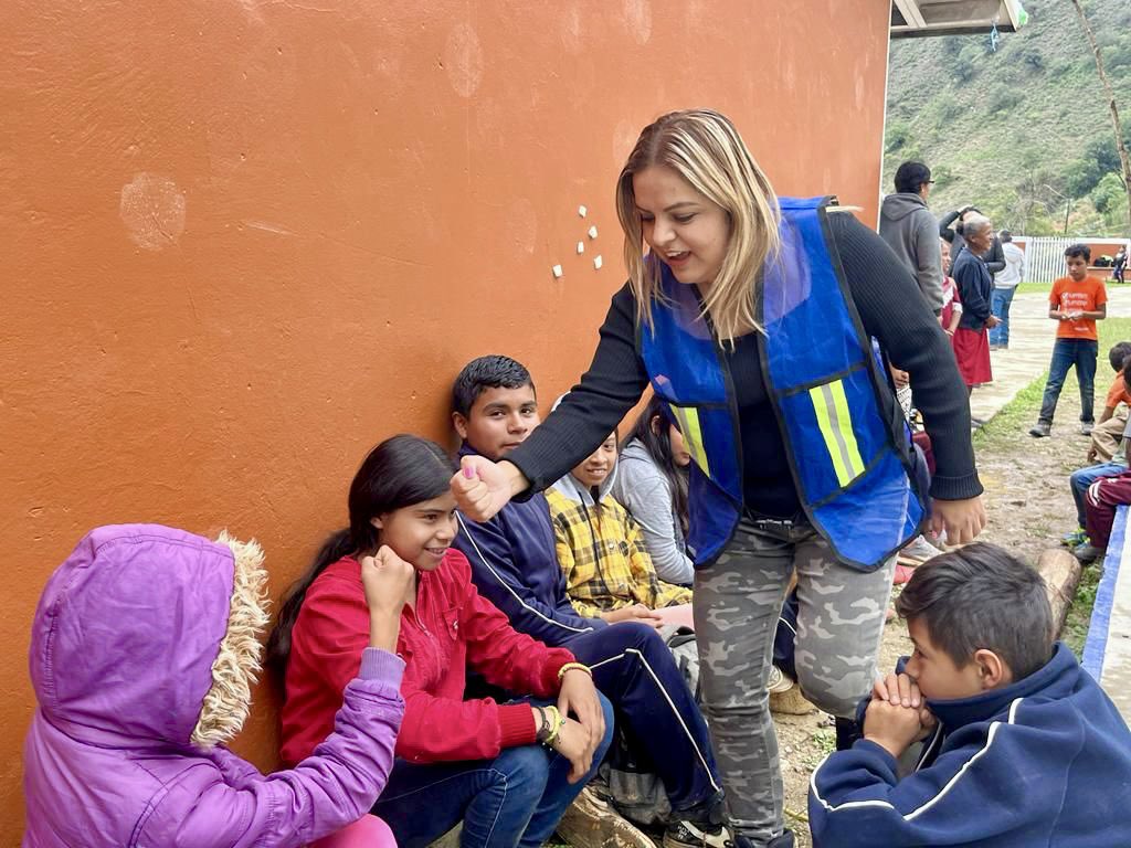 SEIStelevision's tweet image. 📸 𝟲𝗧𝗩 | #Entérate ➡️ Lupita Ramírez Plaza arranca obra de techumbre en la Primaria Miguel Hidalgo en Joyas de Bucareli. 🚸👏🏻👏🏻

La Presidenta en compañía de las Diputadas Selene Salazar y Sonia Rocha, puso en marcha la obra de construcción en la cancha de usos múltiples

#6TV
