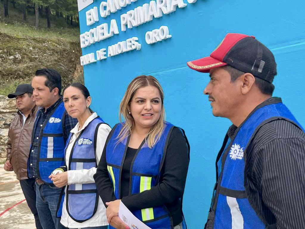 SEIStelevision's tweet image. 📸 𝟲𝗧𝗩 | #Entérate ➡️ Lupita Ramírez Plaza arranca obra de techumbre en la Primaria Miguel Hidalgo en Joyas de Bucareli. 🚸👏🏻👏🏻

La Presidenta en compañía de las Diputadas Selene Salazar y Sonia Rocha, puso en marcha la obra de construcción en la cancha de usos múltiples

#6TV