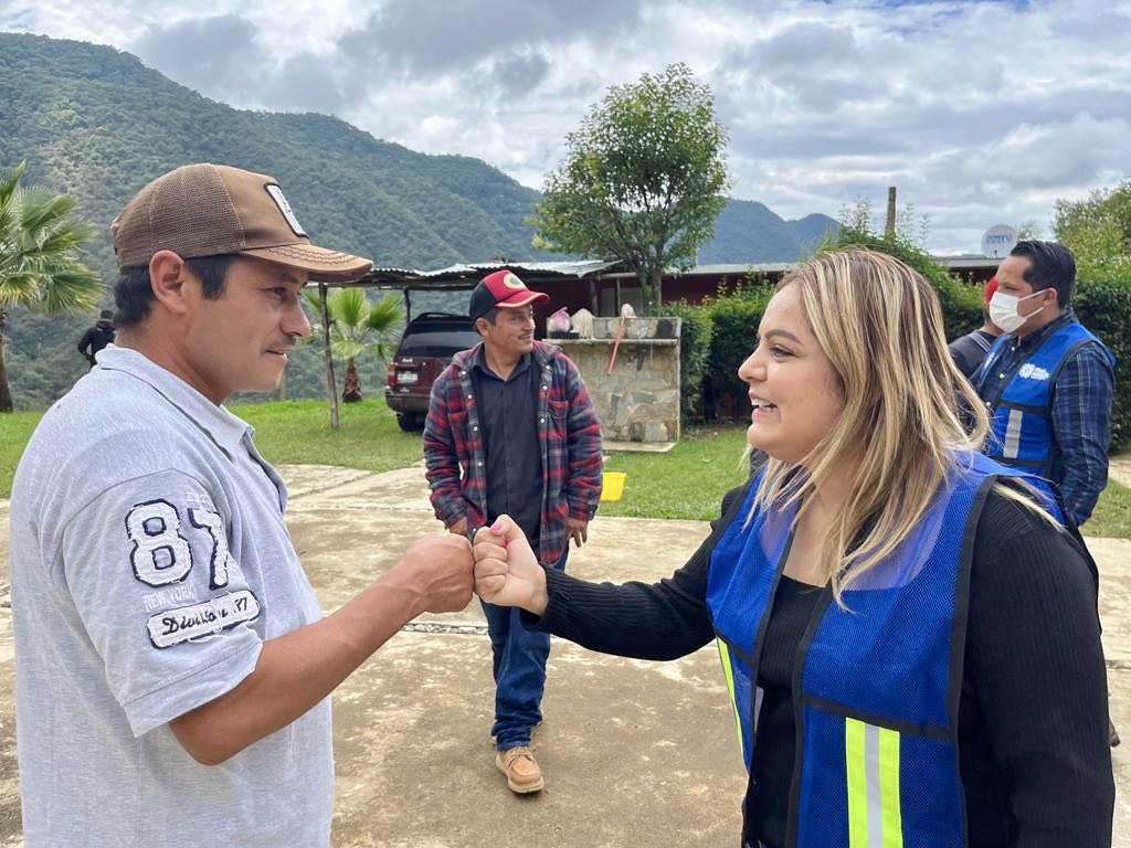 SEIStelevision's tweet image. 📸 𝟲𝗧𝗩 | #Entérate ➡️ Lupita Ramírez Plaza arranca obra de techumbre en la Primaria Miguel Hidalgo en Joyas de Bucareli. 🚸👏🏻👏🏻

La Presidenta en compañía de las Diputadas Selene Salazar y Sonia Rocha, puso en marcha la obra de construcción en la cancha de usos múltiples

#6TV