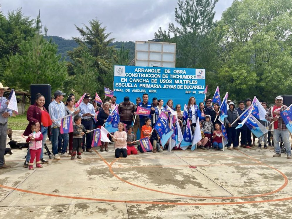 SEIStelevision's tweet image. 📸 𝟲𝗧𝗩 | #Entérate ➡️ Lupita Ramírez Plaza arranca obra de techumbre en la Primaria Miguel Hidalgo en Joyas de Bucareli. 🚸👏🏻👏🏻

La Presidenta en compañía de las Diputadas Selene Salazar y Sonia Rocha, puso en marcha la obra de construcción en la cancha de usos múltiples

#6TV