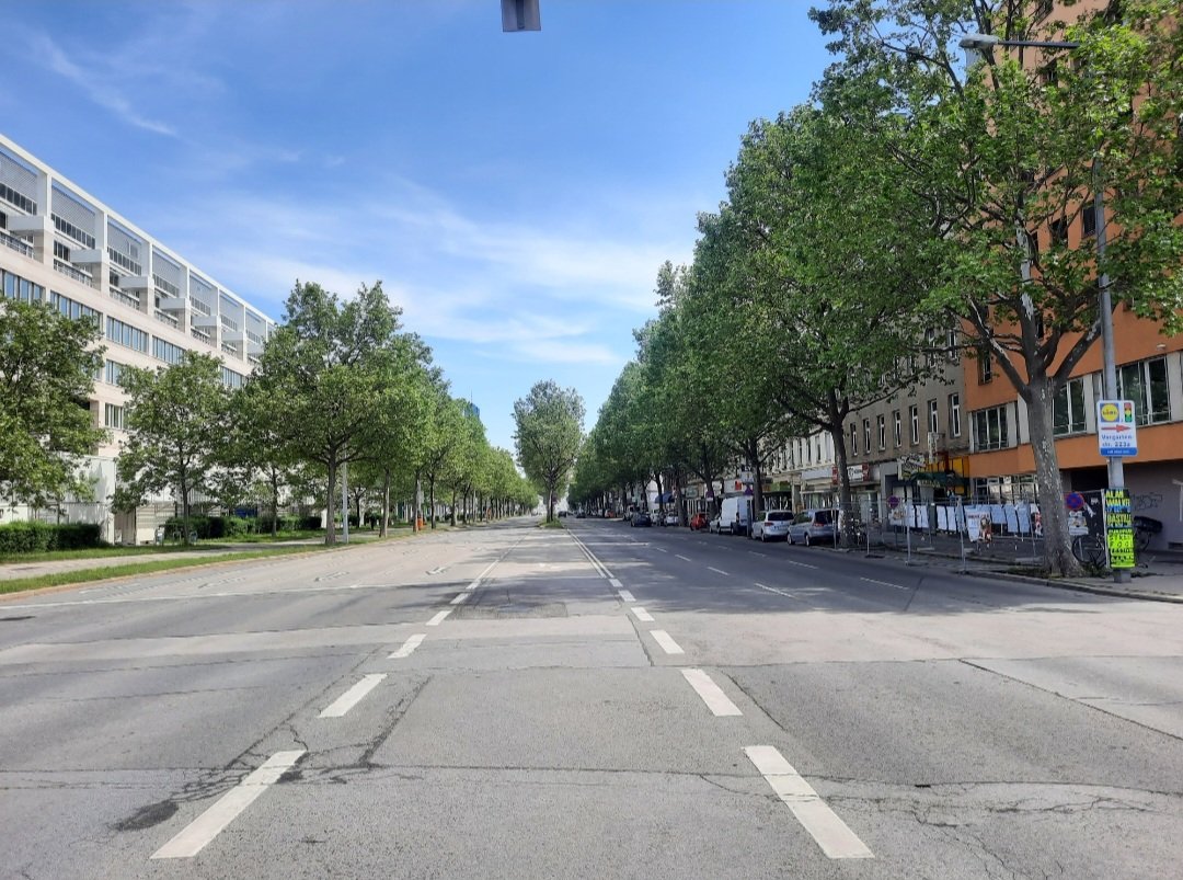 wirth_veronika's tweet photo. Die @SP_Wien findet für ihre #Radwegeoffensive auf der von Rf meist befahrenen #Lasallestraße nur Platz indem sie den Gehweg verschmälert. Die so nötige Streckenführung auf beiden Seiten lehnt sie ab.Kein Wunder, wenn @gruenewien das ablehnen. https://t.co/lXw2mh25ZQ