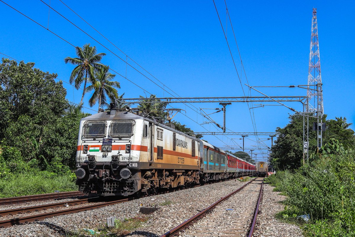 jmadhavadas's tweet photo. First end to end electric traction of Thiruvananthapuram Rajdhani Express with KANPUR WAP-7 covering 3149 kms from Thiruvananthapuram Central to H.Nizamuddin.... https://t.co/JVIJi49fUA