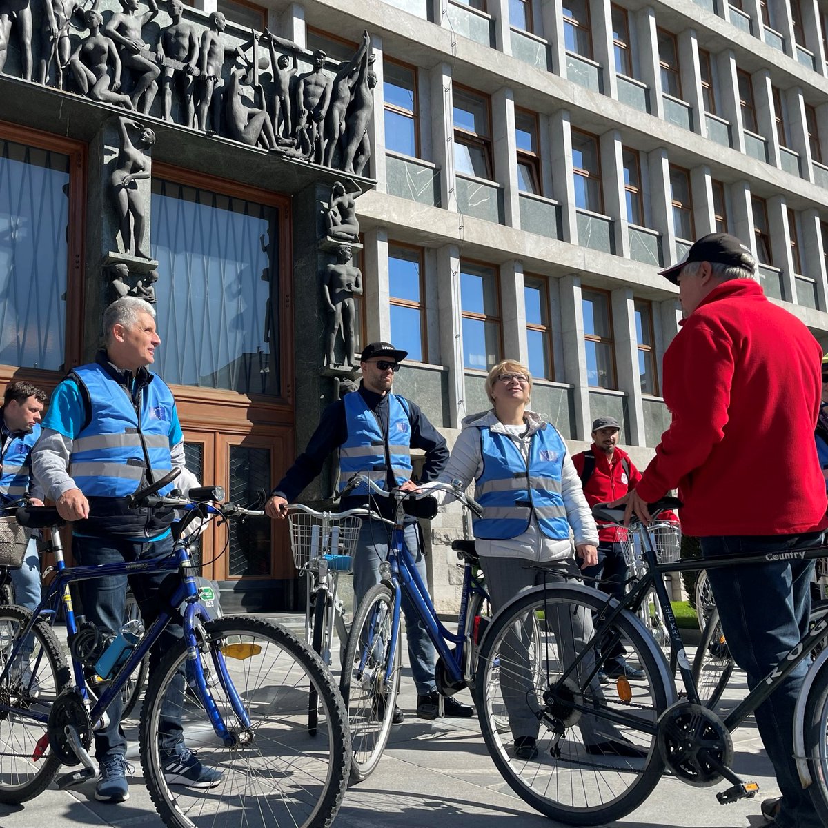 EKvSloveniji's tweet photo. 😍Ob #CarFreeDay smo šli z @visitljubljana na zeleno🚲turo po Ljubljani. 

👉 Čebelnjak na strehi @cankarjevdom🐝, Center ponovne uporabe, kjer lahko najdeš odlična trajnostna darila in drugi skriti💚 kotički so nas navdušili. 

To je #EUGreenDeal v praksi. 👍 #MobilityWeek https://t.co/HWLQvYUE4d