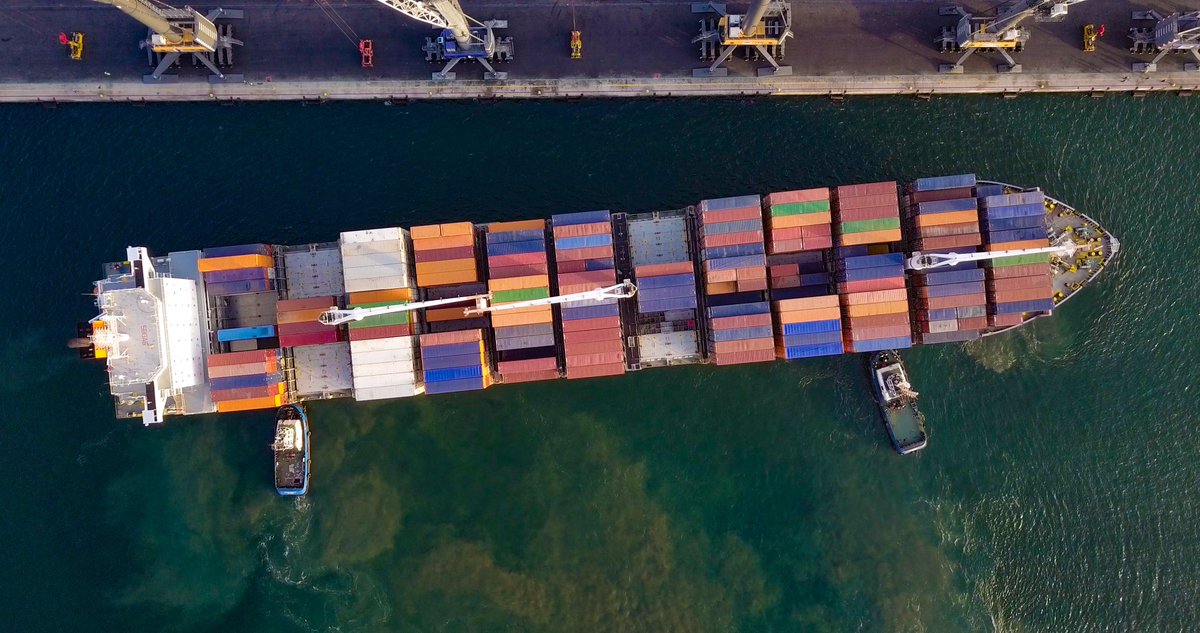 BrunoCo94929071's tweet photo. Manobras que geram desenvolvimento económico sustentável. Vista aérea do Terminal de Contentores do Porto de Luanda durante as manobras de atracação de um navio panamax.
#portodeluanda #navios #desenvolvimento #operacoes #logistica #cadeiadesuprimentos https://t.co/NzrVkFJrI0