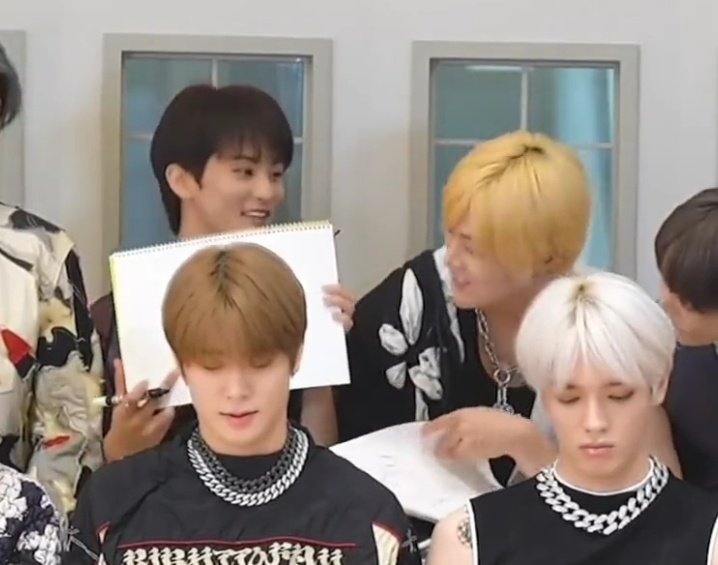 woonieIuv's tweet photo. tenían que elegir un miembro y una sorpresa que querían darles, yuta dibujó un corazón y dijo "quiero darle un corazón a mark" así que mark se dibujó a sí mismo y dijo "quiero darme A MI MISMO a yuta". estos dos, ya no les importa nada https://t.co/b3QSq8J7eh