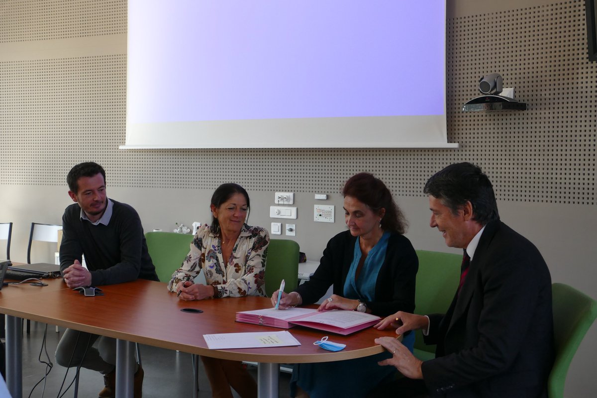 CHGM_31's tweet photo. Aujourd'hui, le #CHGM, les #HôpitauxdeToulouse &amp; la #DRFiP ont signé un #protocole portant sur une étude de faisabilité de mise en place d'un service facturier. Le but : améliorer les processus de qualité comptable et financière de l’hôpital en instaurant des groupes de travail😀 https://t.co/Dtdrth3dC9