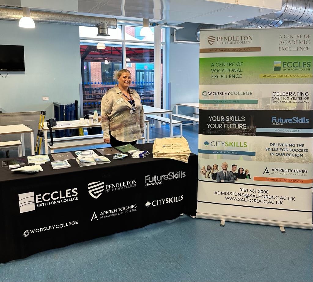 FS_MediaCityUK's tweet photo. Our School Liaison and Admissions Team are at Abraham Moss today talking to year 11 students about the options available to them when they finish school.

#FutureSkills #SchoolLiaison #Admissions #CollegeOptions https://t.co/IFNNUaQpS5