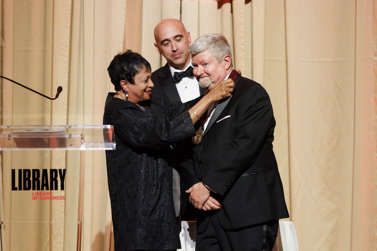librarycongress's tweet photo. Last night, historian George Chauncey was formally awarded the 2022 John W. Kluge Prize for Achievement in the Study of Humanity. He is the first scholar in LGBTQ+ studies to receive the prize.

Watch the ceremony &amp; his speech: https://t.co/52Ni6XyJ9V https://t.co/6NEDBfIKx2