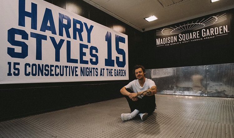 12kissco's tweet photo. LOOK AT HIS SMILE
im so proud of him its unbelievable
#HarryStyles #HSLOT #harrystylesmsg https://t.co/HhY7XeF7oH
