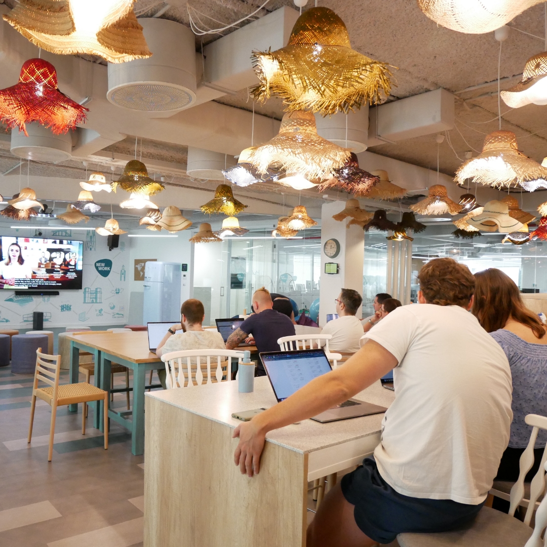 NewWork_es's tweet image. Have you ever wondered how is a regular day in New Work?

Company meetings with talented colleagues, pizza’s lunch, happiness index, and so much more, check out all the things you can get while working on what you really really want! 

 #Newwork_vlc #Pizza #Valencia