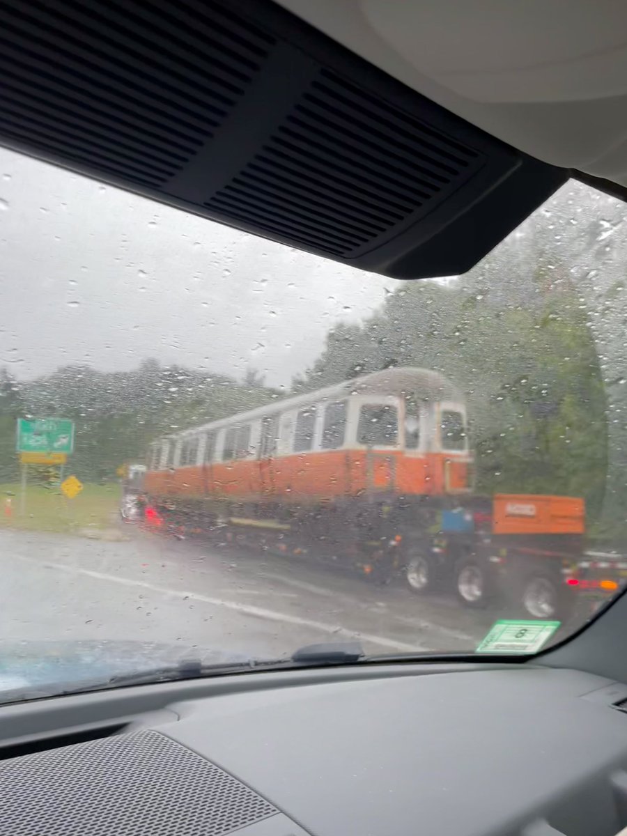 ryanoferguson's tweet image. Spotted on 95S: some Orange Line cars headed to a farm upstate (a scrapyard in Middleborough to get torn apart)