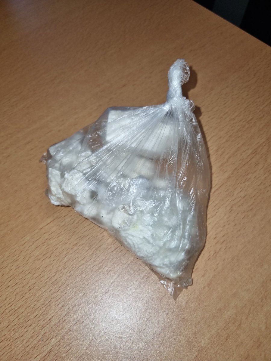 Met coll. iemand aangehouden die zich aan zijn staandehouding onttrok. Na wat zoekwerk hem aangetroffen in een portiek op de #voetiuslaan #Arnhem. Deze aanzienlijke hoeveelheid dope wierp hij van zich af.