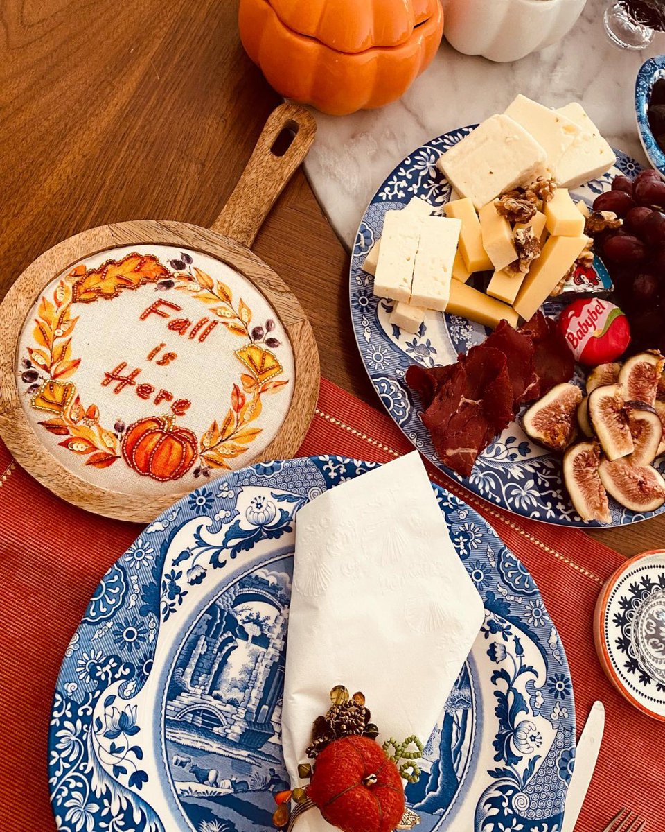 PortmeirionGrp's tweet photo. #HelloFall. 🍂 What better way to kick off the first day of #autumn than with a #SpodeBlueItalian #grazingboard?
📷: @cafep_hile on IG https://t.co/UUbn54Slx4