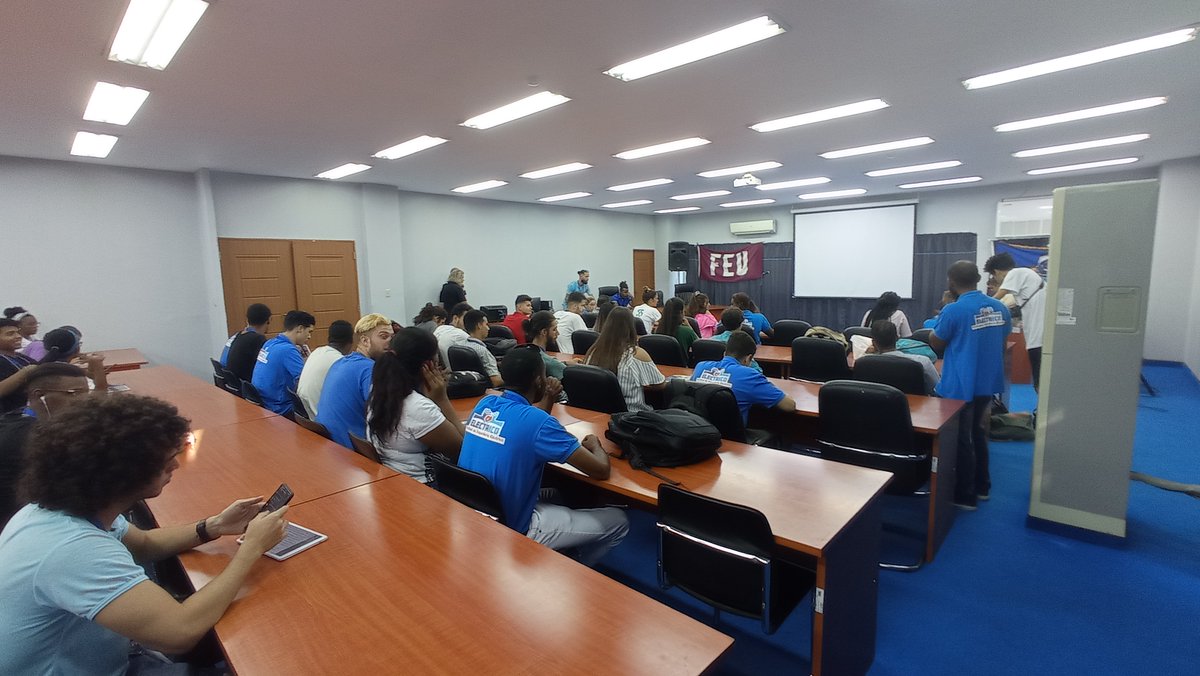 CujaeRedSocial's tweet photo. Electrificando la FEU asi han nombrado el #XCongresoFEU en la Facultad de Ingeniería Eléctrica. Se enfatizó en los puntos más importantes discutidos por cada taller y se presento la iniciativa comunicacional llamada #CorazonElectrico 💙⚡

@FeuCuba @Karli_SantanaR @AlmaCujae https://t.co/QNDP4hooSf