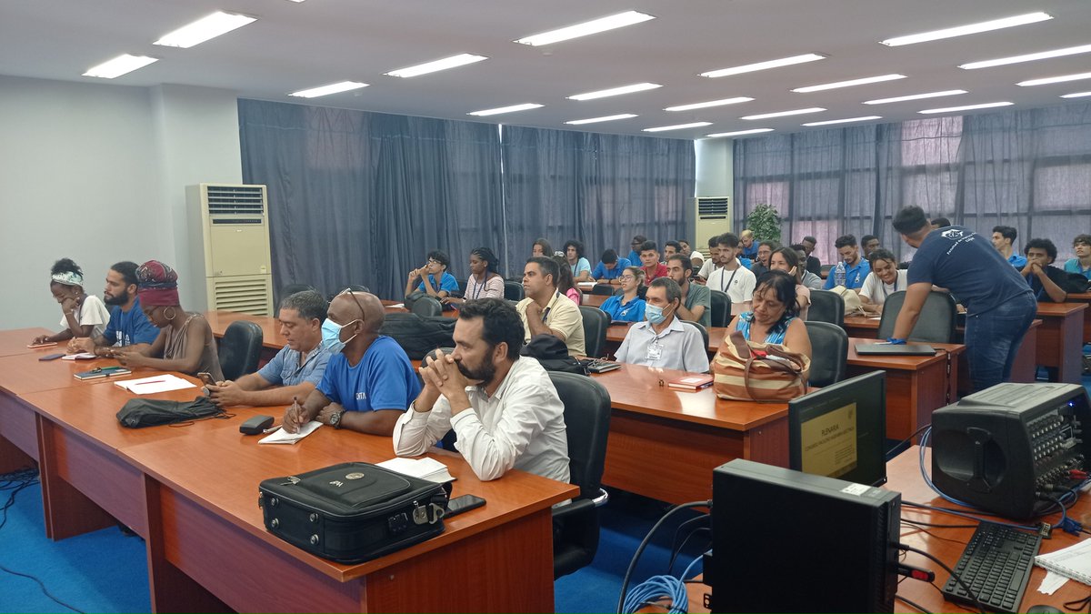 CujaeRedSocial's tweet photo. Electrificando la FEU asi han nombrado el #XCongresoFEU en la Facultad de Ingeniería Eléctrica. Se enfatizó en los puntos más importantes discutidos por cada taller y se presento la iniciativa comunicacional llamada #CorazonElectrico 💙⚡

@FeuCuba @Karli_SantanaR @AlmaCujae https://t.co/QNDP4hooSf