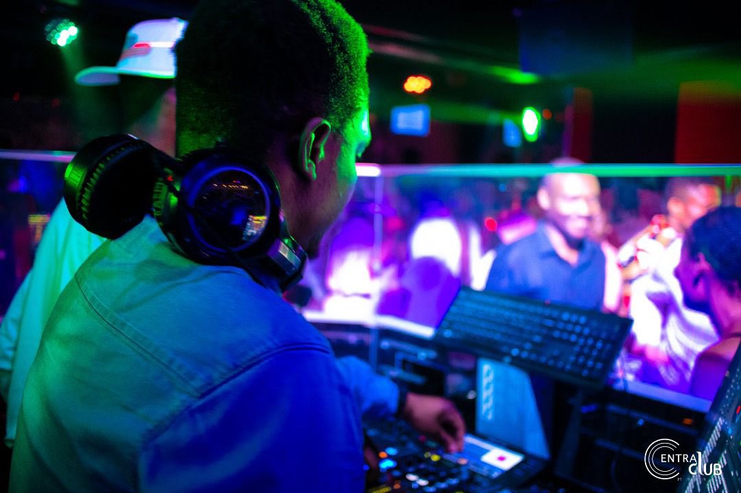 central_clu's tweet photo. #AFTER_WORK Notre personnels reste à votre disposition ,car c’est notre devoir de vous offrir du confort #CENTRAL_CLUB .
14h à x-time
Réservation : +243 977777 127
@FalialaKiza @MudimbiThierry
@central_sage @heritierwata29 @CybelleKamba @CBosembe
@PrinceIlunga14 https://t.co/LY8KfBKITA