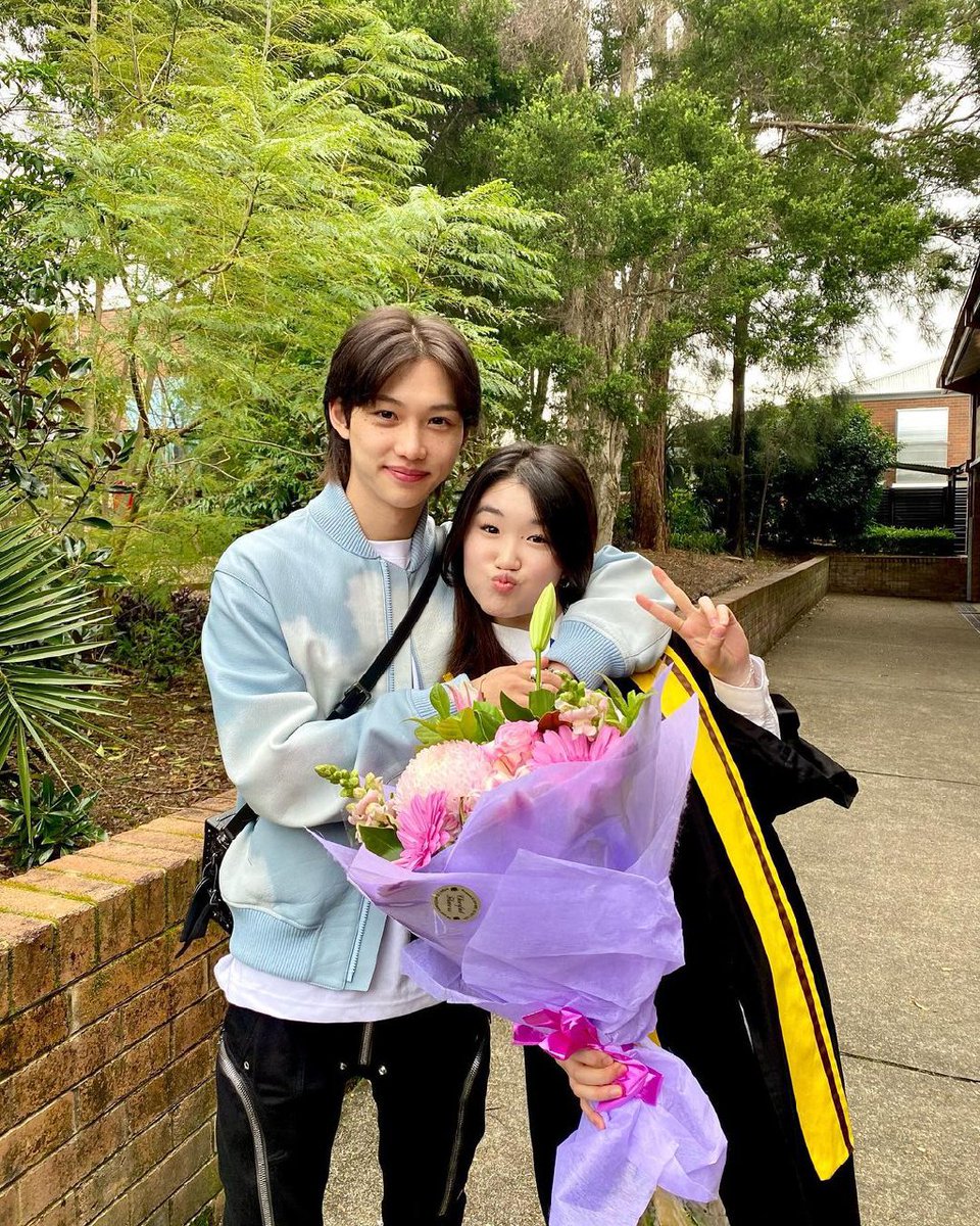 Poushal19115110's tweet photo. ♡StrayKids♡
#Instagram_Update
Felix's mom posted pictures of Felix with her sister Olivia and Rachael on her Instagram page
--- @StrayKids_Uz --- https://t.co/CbAzgqFpNE