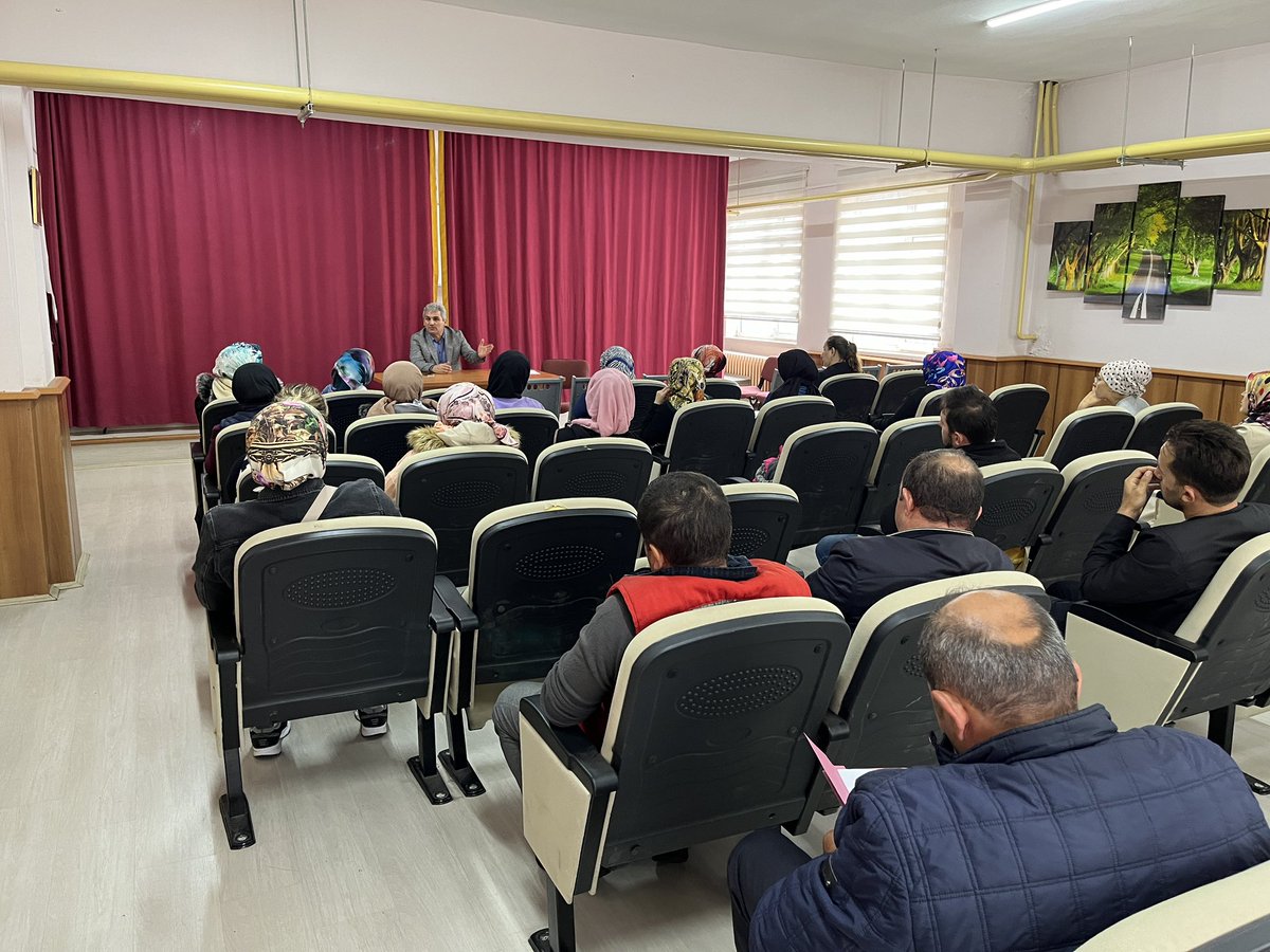 SehitSametKeles's tweet photo. Okul Aile Birliği toplantımızı yaptık. İlgi gösteren velilerimize teşekkür ediyoruz. @ademaydemirhot1 @carsambamem https://t.co/LA9oUEl37S