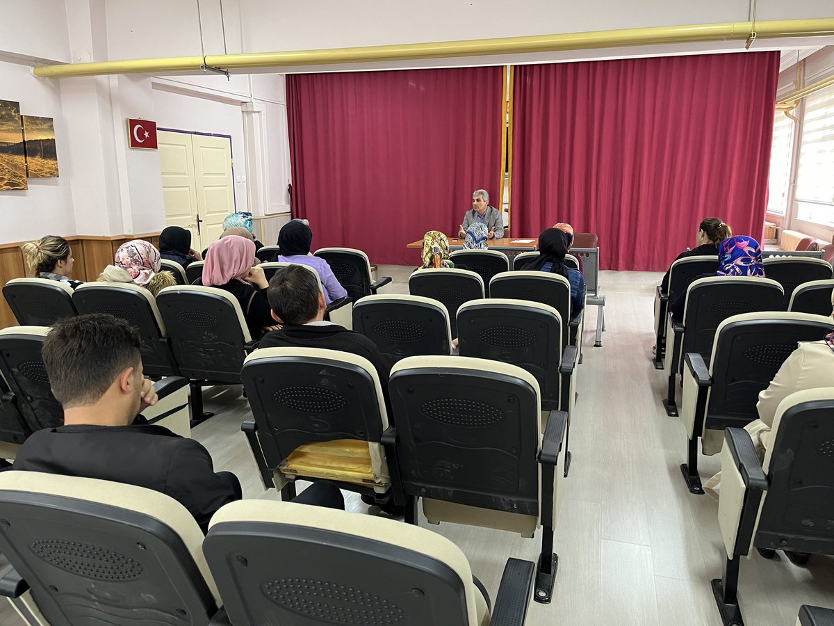 SehitSametKeles's tweet photo. Okul Aile Birliği toplantımızı yaptık. İlgi gösteren velilerimize teşekkür ediyoruz. @ademaydemirhot1 @carsambamem https://t.co/LA9oUEl37S