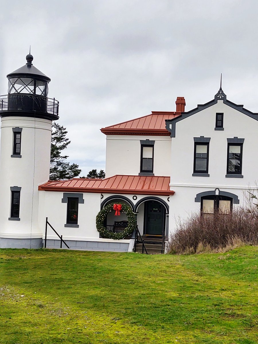 rebecca_lodell's tweet photo. @ThePhotoHour #FtCasey #Lighthouse #Coupeville #WhidbeyIsland #WashingtonState Built c. 1903 https://t.co/xqy95DeRUT