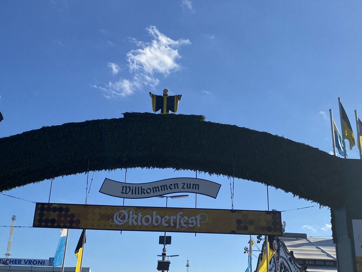 VolkerGlaser1's tweet photo. Wiesn #Oktoberfest #Covid2022 #SpreaderEvent #Viren https://t.co/pF3YcJvveR