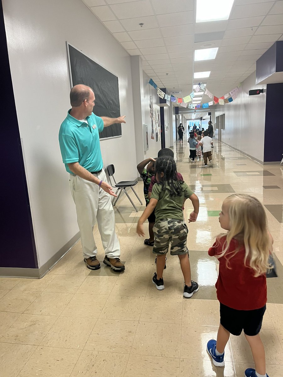 RCPS_EarlyLearn's tweet photo. Warm hellos and fist pumps to start your day @RCA_Career 
#bigfriend  #warmhello #fistpump #prek #terrificthursday https://t.co/n8VSuMt1D0