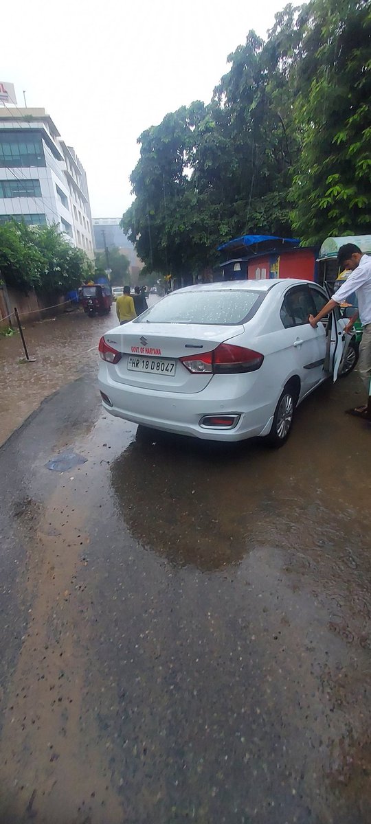 vivekarya82's tweet photo. @cmohry @mlkhattar @DC_Gurugram @MunCorpGurugram @OfficialGMDA @gurgaonpolice @TOIGurgaon @HTGurgaon @PMOIndia @DGPHaryana no rule for officials and driver.He parked car on road near GMDA office &amp; threatend nt to remove. Lter found movin to GMDA offce doing rash drive wthout fear https://t.co/s5bLsgPMId