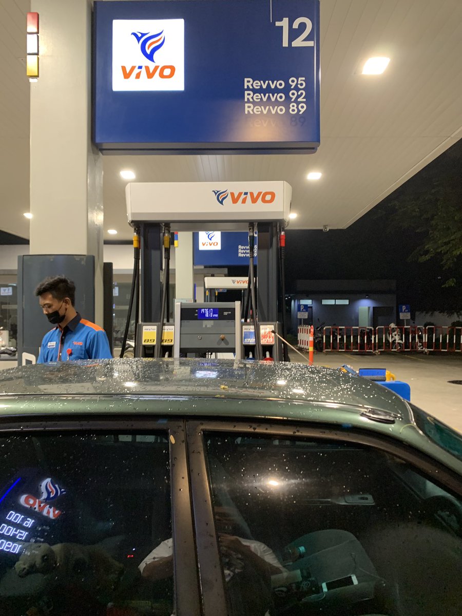 wheelsaroundme's tweet photo. so sad to know Vivo 'harus' stop jualan 89 mulai 2023. padahal kualitasnya jauhjauhjauh lebih baik daripada Pertalite (yg bikin mesin mobil dan motor w berasa butut bgt tenaga dan bau gas buangnya), despite angka oktan yang sedikit lebih rendah. 😟 https://t.co/e5ryiBeqkw